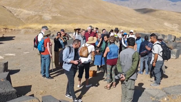 Farklı ülkelerden ziyaretçiler, Kef Kalesi'ni gezdi