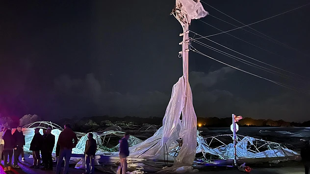 Fırtına ve hortum bazı ev, sera ve araçlara zarar verdi