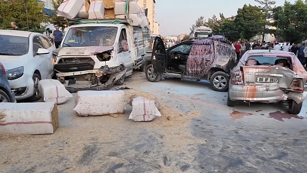 Freni boşalan tır 11 araca çarptı