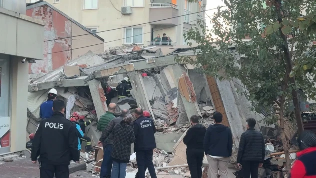 Gebze'de 7 katlı bina çöktü