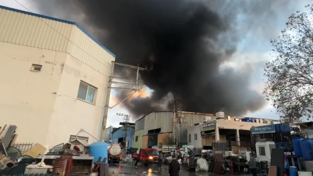 Geri dönüşüm fabrikasında alevler yükseldi