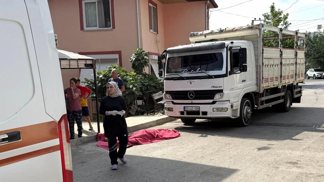 Geri manevra yapan kamyonun çarptığı yaya hayatını kaybetti