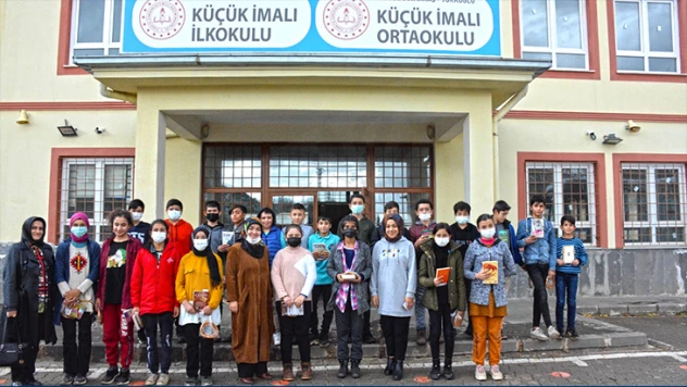 Gezici Kütüphane Küçük İmalı'da 178 kitap kurduyla buluştu