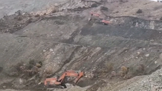 Göçük altında kalan şantiye müdürünü arama çalışmaları sürüyor