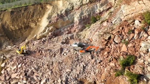 Göçük meydana gelen taş ocağında arama kurtarma çalışması devam ediyor