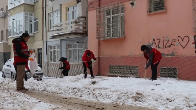 Gönüllü gençler, yaşlı ve engellilerin yardımına koşuyor