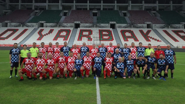 Gösteri maçında forma giyen Bakan Bak'tan terörsüz Türkiye vurgusu