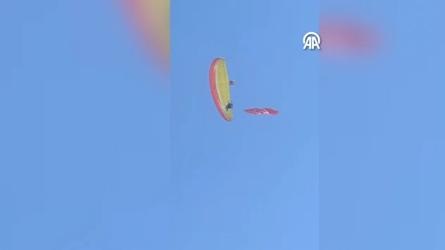 Gösteri uçuşu yapan paramotor kamyonetin üzerine düştü