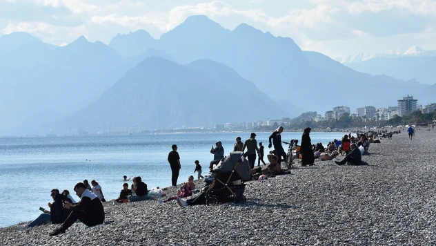 Güneşli havayı fırsat bilenler sahillerde yoğunluk oluşturdu