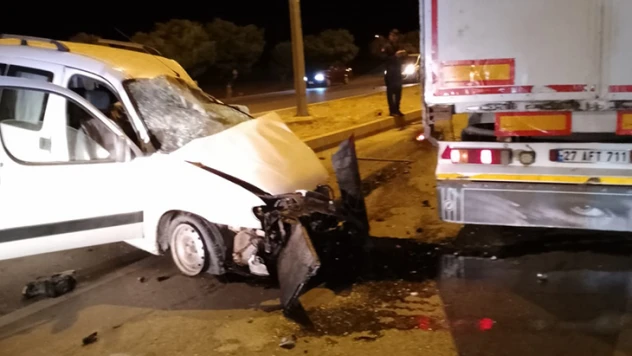 Hafif ticari araç tıra çarptı: 1 yaralı