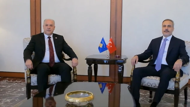 Hakan Fidan, Kosova Bölgesel Kalkınma Bakanı Damka ile görüştü