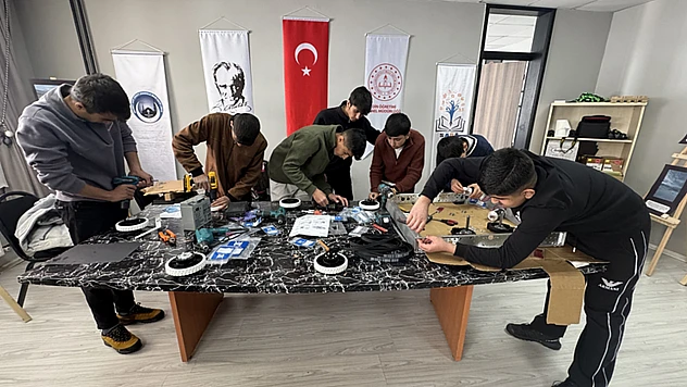 Hakkarili lise öğrencileri Biz de yapabiliriz diyerek robot takımı kurdu