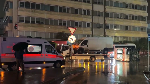 Hasta taşıyan ambulans ile minibüsün çarpıştı! 6 kişi yaralandı
