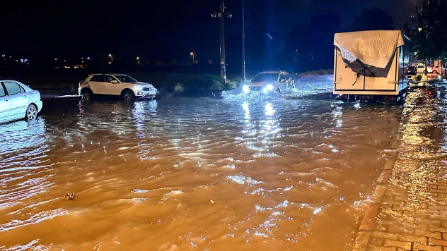 Hatay'da etkili olan sağanak sürücülere zor anlar yaşattı