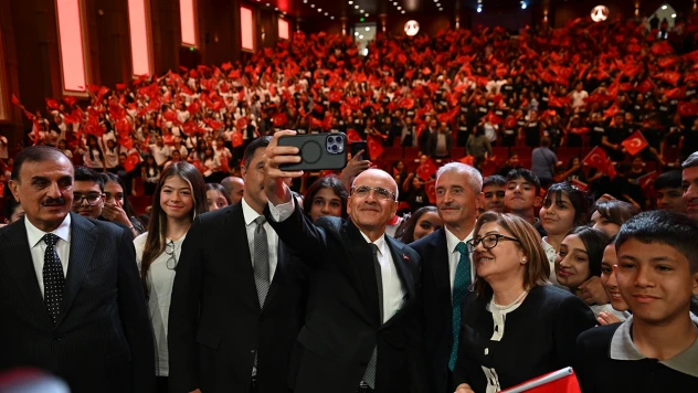 Hazine ve Maliye Bakanı Şimşek, öğrencilerle bir araya geldi
