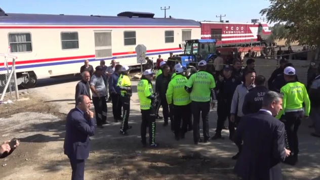 Hemzemin geçitte faciadan dönüldü,17 öğrenci yaralı