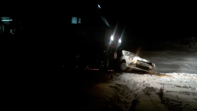 Hemzemin geçitte kalan otomobile yük treni çarptı