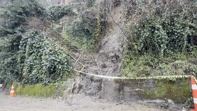 Heyelan nedeniyle 8 eve ulaşım kapandı