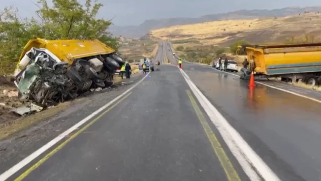 İki kamyonun çarpışması sonucu 1 kişi öldü, 1 kişi yaralandı
