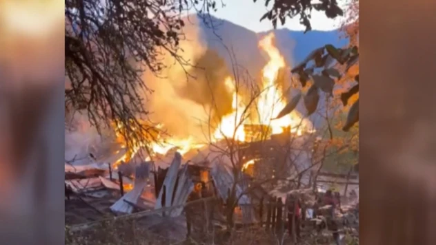 İki katlı ahşap evde yangın! 5 kişi hastaneye kaldırıldı