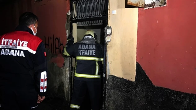 İki katlı evde çıkan yangında mahsur kaldılar