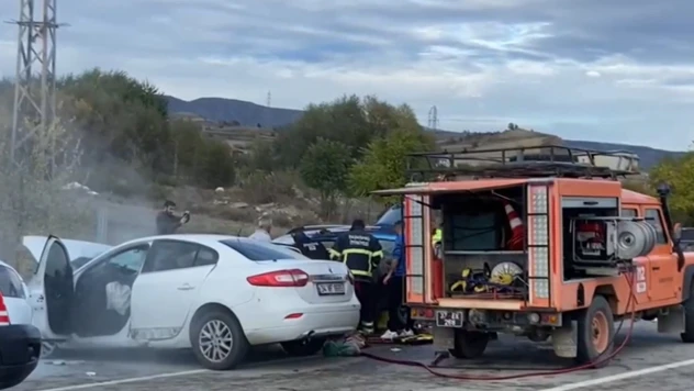 İki otomobil çarpıştı! 1 kişi öldü 5 kişi yaralandı