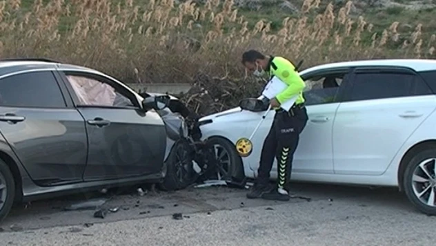 İki otomobil çarpıştı: 1 ölü, 6 yaralı