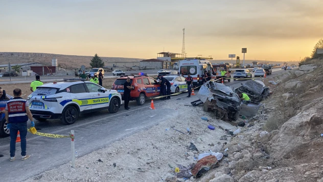 İki otomobil çarpıştı! 3 kişi öldü, 3 kişi yaralandı