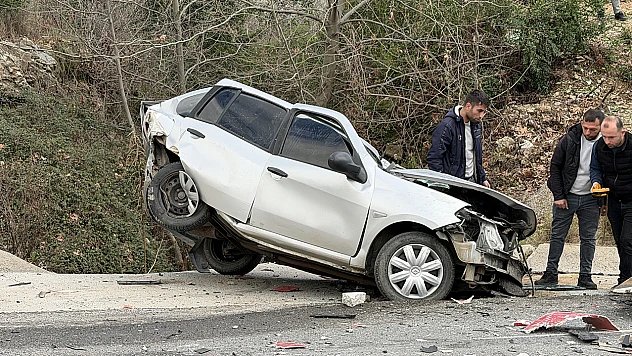 İki otomobil ile tırın çarpıştığı kazada 1 kişi öldü, 3 kişi yaralandı