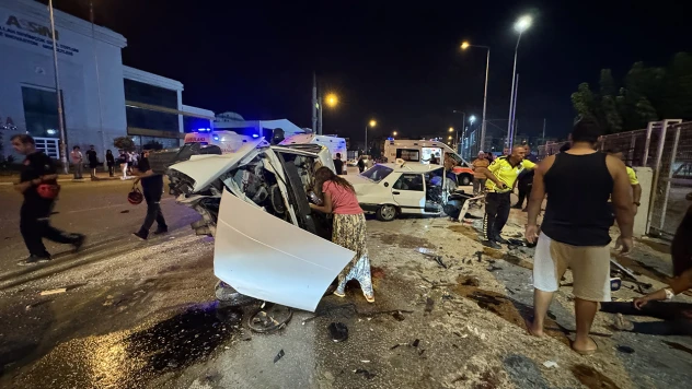 İki otomobil kafa kafaya çarpıştı, ortalık savaş alanına döndü