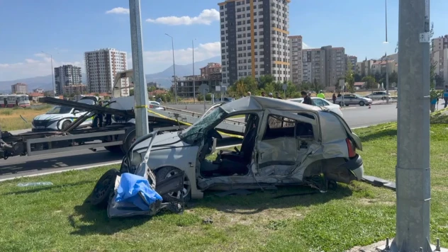 İki otomobilin çarpıştığı kazada 2 kişi öldü, 3 kişi yaralandı