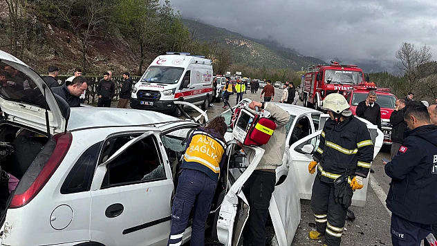 İki otomobilin çarpıştığı kazada 7 kişi öldü, 5 kişi yaralandı