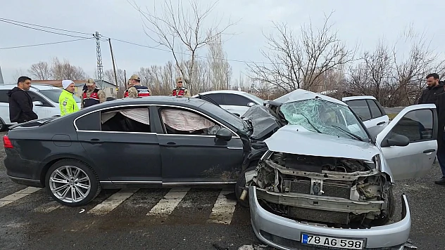 İki otomobilin çarpıştığı kazada 1 kişi öldü, 5 kişi yaralandı