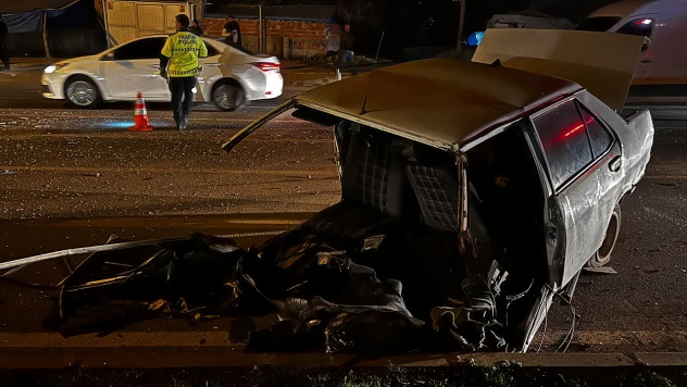 İkiye ayrılan otomobilden yaralı kurtuldu