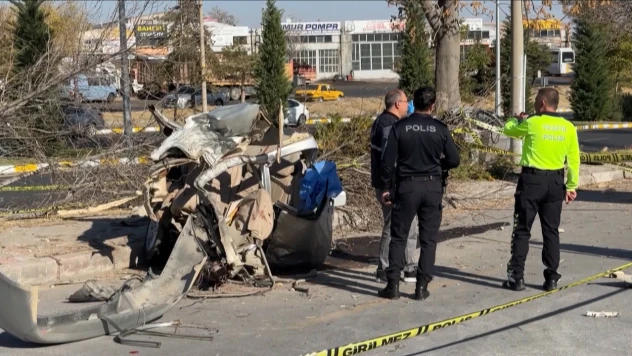 İkiye bölünen otomobilde bulunan 2 çocuk öldü, 1 çocuk yaralandı