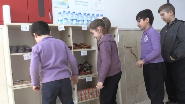 İlkokuldaki kasiyersiz dürüstlük dolabı kasa fazlası verdi
