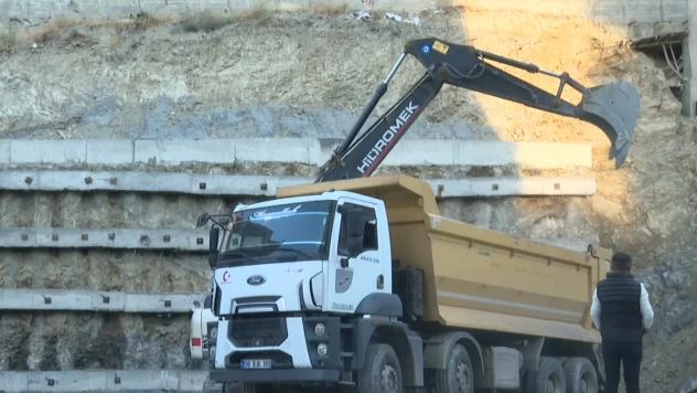 İnşaatın temel çalışması sırasında 17 katlı binanın çevresinde kayma