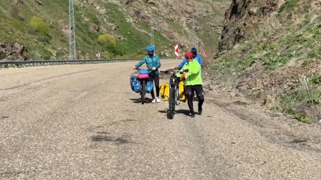 İranlı bisiklet tutkunlarının Karadeniz'i görmek için sınırları aşan macerası