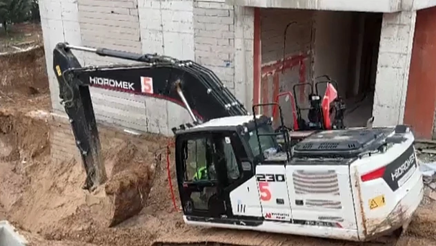 İş makinasıyla duvar arasında sıkışan işçi öldü