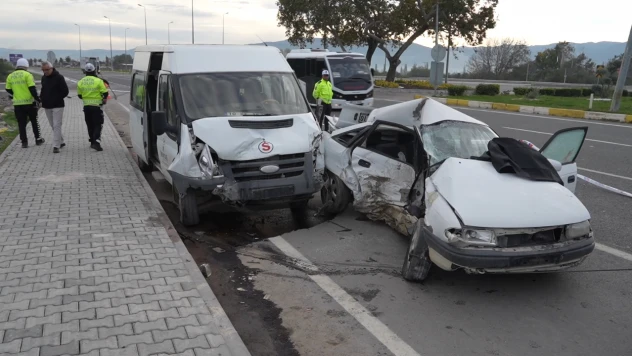 İşçi servisi ile otomobilin çarpıştığı kazada 1 kişi öldü