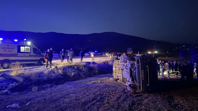 İşçi servisi şarampole devrildi! 2 kişi öldü, çok sayıda yaralı var