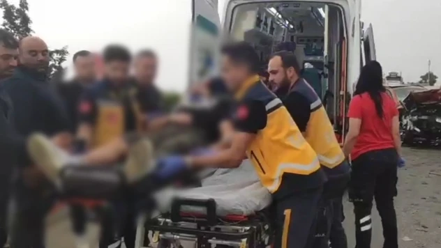 İşçileri taşıyan minibüs ile otomobilin çarpıştığı kazada 12 kişi yaralandı