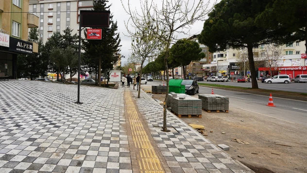 İsmet Karaokur Bulvarı'nda yürüyüş yolları yenileniyor