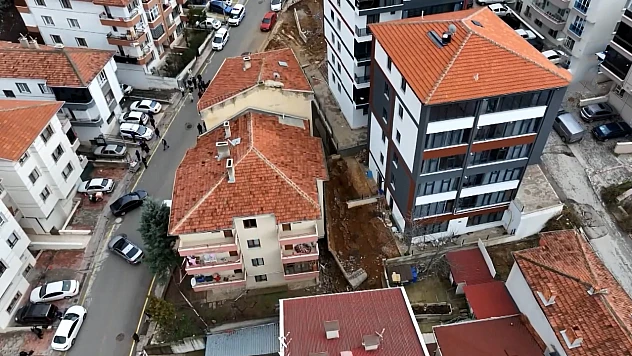 İstinat duvarı çöktü, 5 apartman tahliye edildi