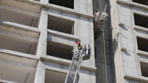 İtfaiye ekipleri 13. katta mahsur kalan işçileri kurtardı