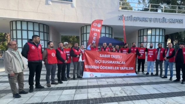 İzmir Büyükşehir Belediyesi işçileri oturma eylemini sürdürüyor