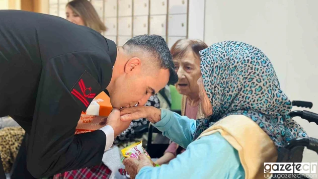 Jandarma, bayramda yaşlı çınarları unutmadı