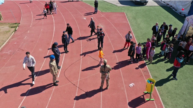 Jandarma güvenliğini sağladığı çadır kentte oyunlar oynadığı çocuklara moral veriyor