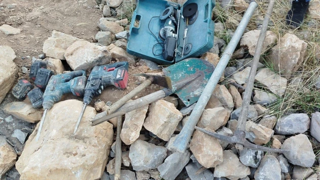 Kaçak kazı yaparken yakalanan 4 kişi gözaltına alındı