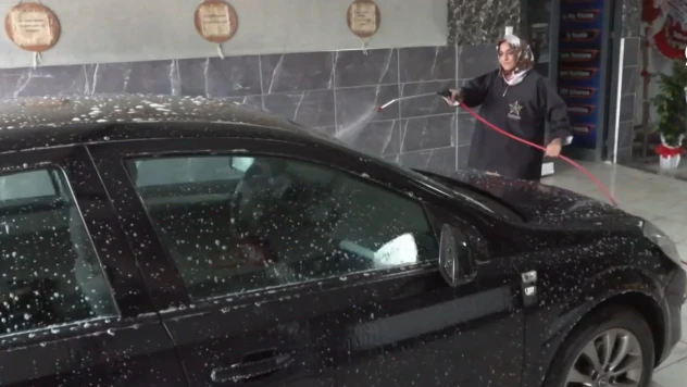 Kadınlar oto yıkama sektörüne adım attı